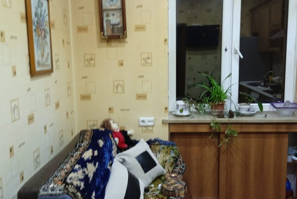 Elmlər Akademiyası m/st yaxınlığında 2 otaqlı stalinka layihəli binada, orta blokda 60 kv.m,  4/5 təmirli mənzil əşyalarıyla satılır.