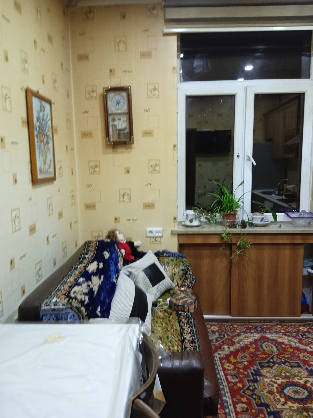 Elmlər Akademiyası m/st yaxınlığında 2 otaqlı stalinka layihəli binada, orta blokda 60 kv.m,  4/5 təmirli mənzil əşyalarıyla satılır.