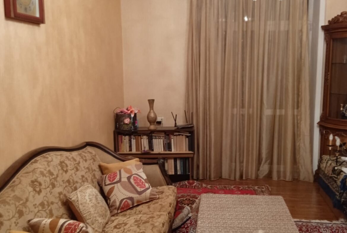 Elmlər Akademiyası m/st yaxınlığında 2 otaqlı stalinka layihəli binada, orta blokda 60 kv.m,  4/5 təmirli mənzil əşyalarıyla satılır.
