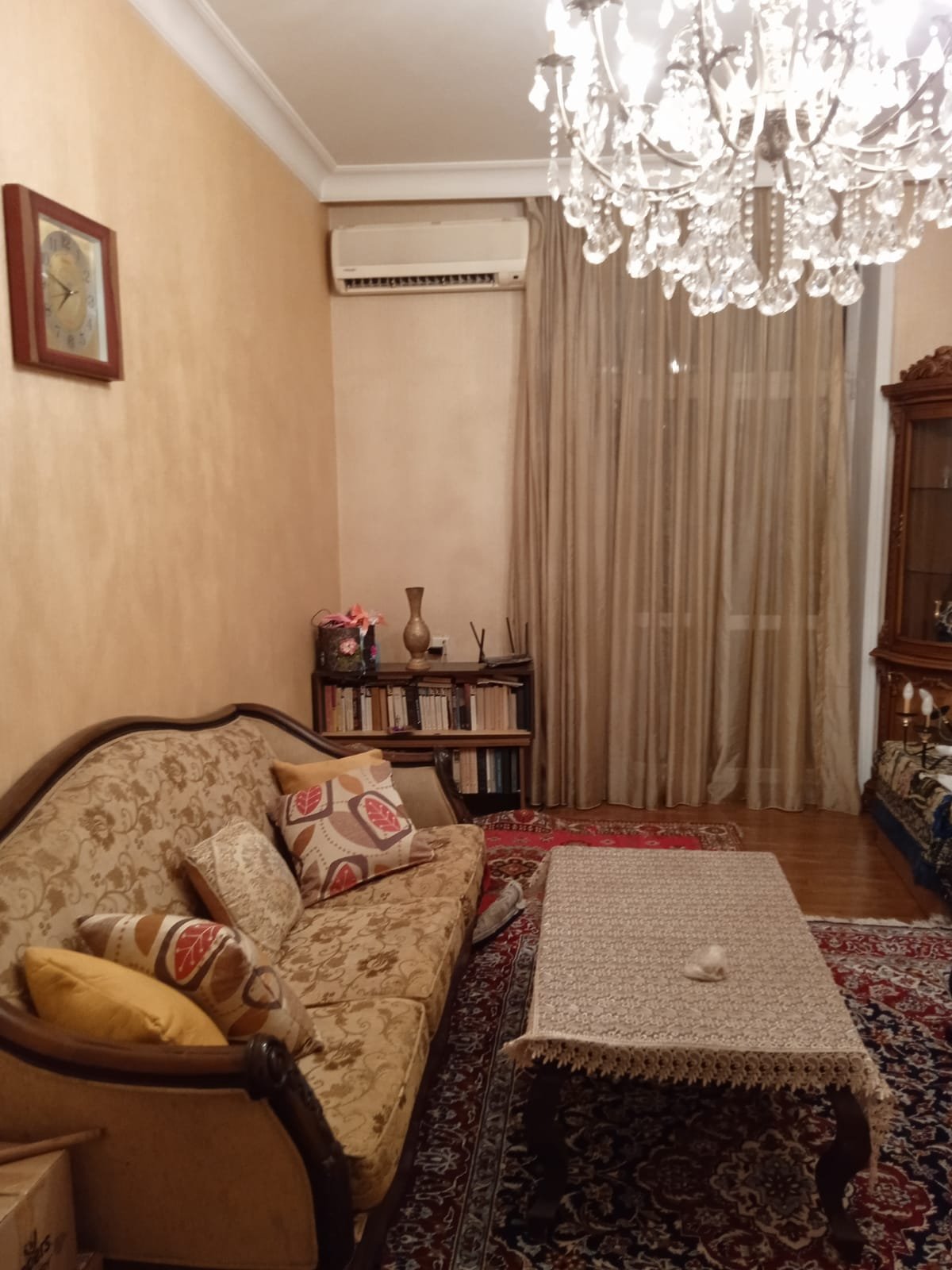 Elmlər Akademiyası m/st yaxınlığında 2 otaqlı stalinka layihəli binada, orta blokda 60 kv.m,  4/5 təmirli mənzil əşyalarıyla satılır.
