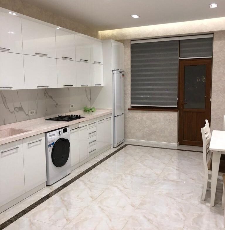 Nəsimi bazarı yaxınlığında yeni tikilidə 3 otaqlı kirayə