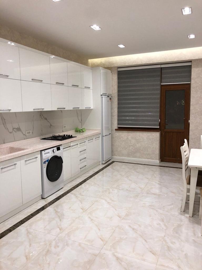 Nəsimi bazarı yaxınlığında yeni tikilidə 3 otaqlı kirayə