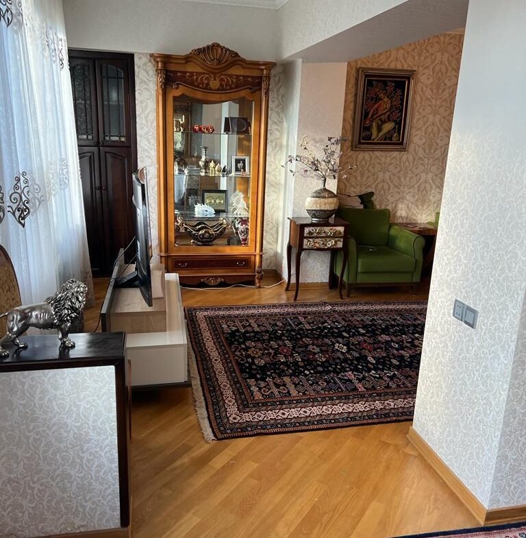 Nəsimi rayonu, Koroğlu heykəlinin yanı 3+3 , 4 otaqlı stalinka satılır
