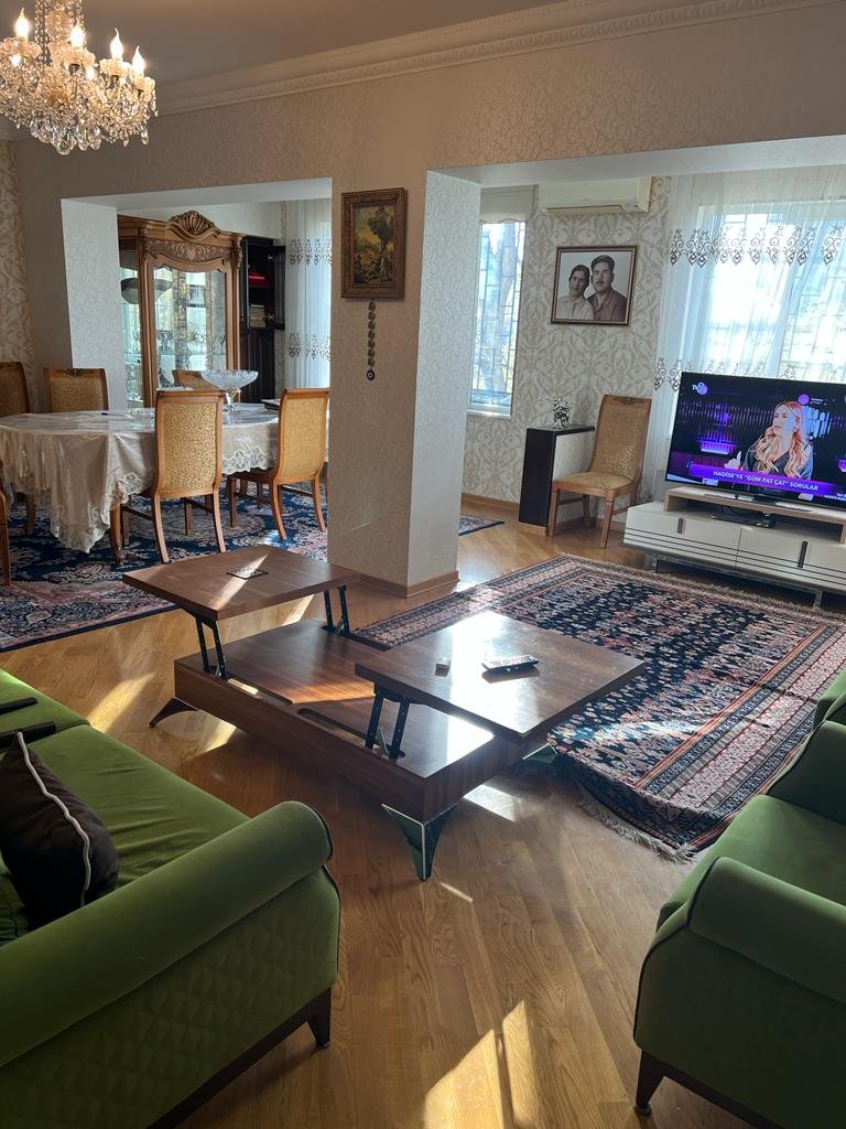 Nəsimi rayonu, Koroğlu heykəlinin yanı 3+3 , 4 otaqlı stalinka satılır