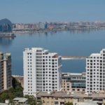 DƏNİZ MƏNZƏRƏLİ Bakı buxtasına mənzərəli, tam və premium təmirli mənzil satılır! Mənzil Səbail ray., Bayıl qəsəbəsində yerləşən Kristal Towers yaşayış kompleksində yerləşir. Mərtəbəsi 11/16 və sahəsi 224 kv.m olan mənzilin 5 otağı, 4 sanitar qovşağı var. Mənzil Avropa brendləri ilə şəxsi istifadə üçün lüks təmir olunub və dənizə füsunkar panoraması var. Kupçalıdır. Sürətli liftlər, 24 saat muhavizə olunan həyat