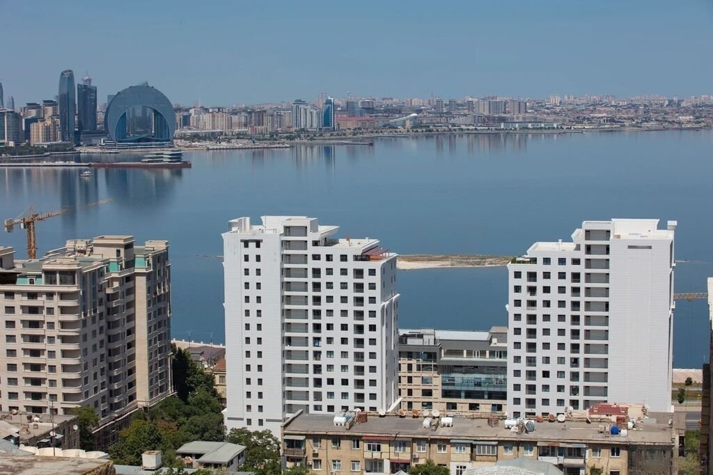 DƏNİZ MƏNZƏRƏLİ Bakı buxtasına mənzərəli, tam və premium təmirli mənzil satılır! Mənzil Səbail ray., Bayıl qəsəbəsində yerləşən Kristal Towers yaşayış kompleksində yerləşir. Mərtəbəsi 11/16 və sahəsi 224 kv.m olan mənzilin 5 otağı, 4 sanitar qovşağı var. Mənzil Avropa brendləri ilə şəxsi istifadə üçün lüks təmir olunub və dənizə füsunkar panoraması var. Kupçalıdır. Sürətli liftlər, 24 saat muhavizə olunan həyat