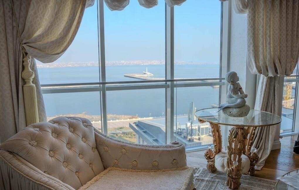 DƏNİZ MƏNZƏRƏLİ Bakı buxtasına mənzərəli, tam və premium təmirli mənzil satılır! Mənzil Səbail ray., Bayıl qəsəbəsində yerləşən Kristal Towers yaşayış kompleksində yerləşir. Mərtəbəsi 11/16 və sahəsi 224 kv.m olan mənzilin 5 otağı, 4 sanitar qovşağı var. Mənzil Avropa brendləri ilə şəxsi istifadə üçün lüks təmir olunub və dənizə füsunkar panoraması var. Kupçalıdır. Sürətli liftlər, 24 saat muhavizə olunan həyat