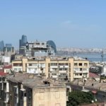 Şəhərin mərkəzində, İçəri Şəhərin qala divarlarina yaxin və İçəri Şəhər metrosunun bir addimliginda Səbail rayonu, Nizami küçəsində, Axundov baginin düz yaninda AG SARAY-2 kompleksində 14 mərtəbəli yeni tikilinin 8- ci mərtəbəsində yanaşi bitişik iki ədəd 3 otaqli mənzil satili. Sahəsi 128,8kv m və 106,4 kv m olan mənzillərin hər biri 3 otaqdan ibarətdir. Hər mənzilin dəniz mənzərəsi və şəhərə baxişi olan geniş eyvani, vitrajni pəncərələri və hər birində 2 ədəd olmaqla 4 sanuzel var.