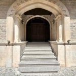 Qız Qalasının yanı, İçəri Şəhərdə arxitekturnu 4 mərtəbəli binanın 1, 2 və 3-cü mərtəbələri, hər mərtəbəsində 5-6 otaq olmaqla cəmi 1700 kv.m olan bina ofis kimi icarəyə verilir.