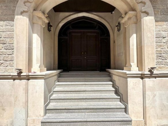 Qız Qalasının yanı, İçəri Şəhərdə arxitekturnu 4 mərtəbəli binanın 1, 2 və 3-cü mərtəbələri, hər mərtəbəsində 5-6 otaq olmaqla cəmi 1700 kv.m olan bina ofis kimi icarəyə verilir.