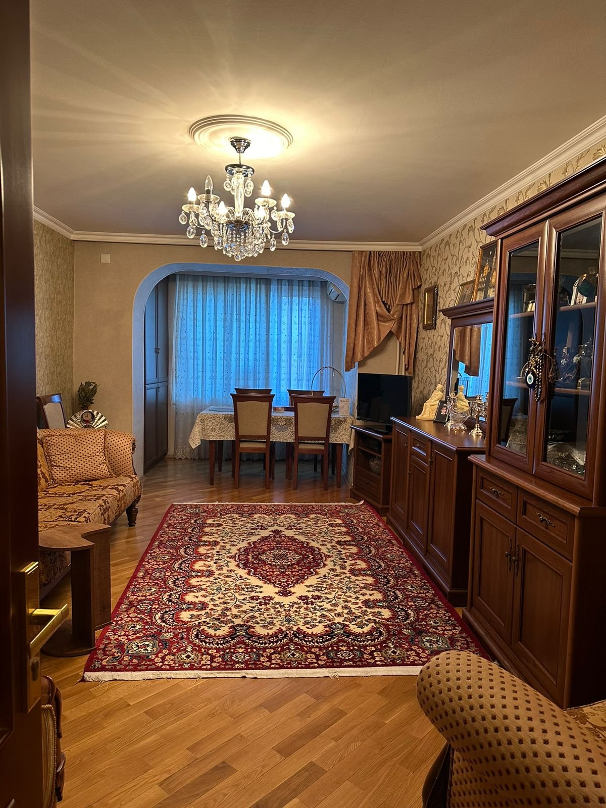 Metro Elmlər Akademiyası və İnşaatçıların yaxınlığında, Yasamal parkıyla üzbəüz, mərtəbəsi 2/5. 85 kv, artırma olunub və otaqlar ayrı-ayrıdır,