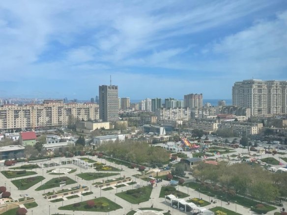 Yasamal parkı və gölün yanı 3 otaqlı yeni tikili satılır