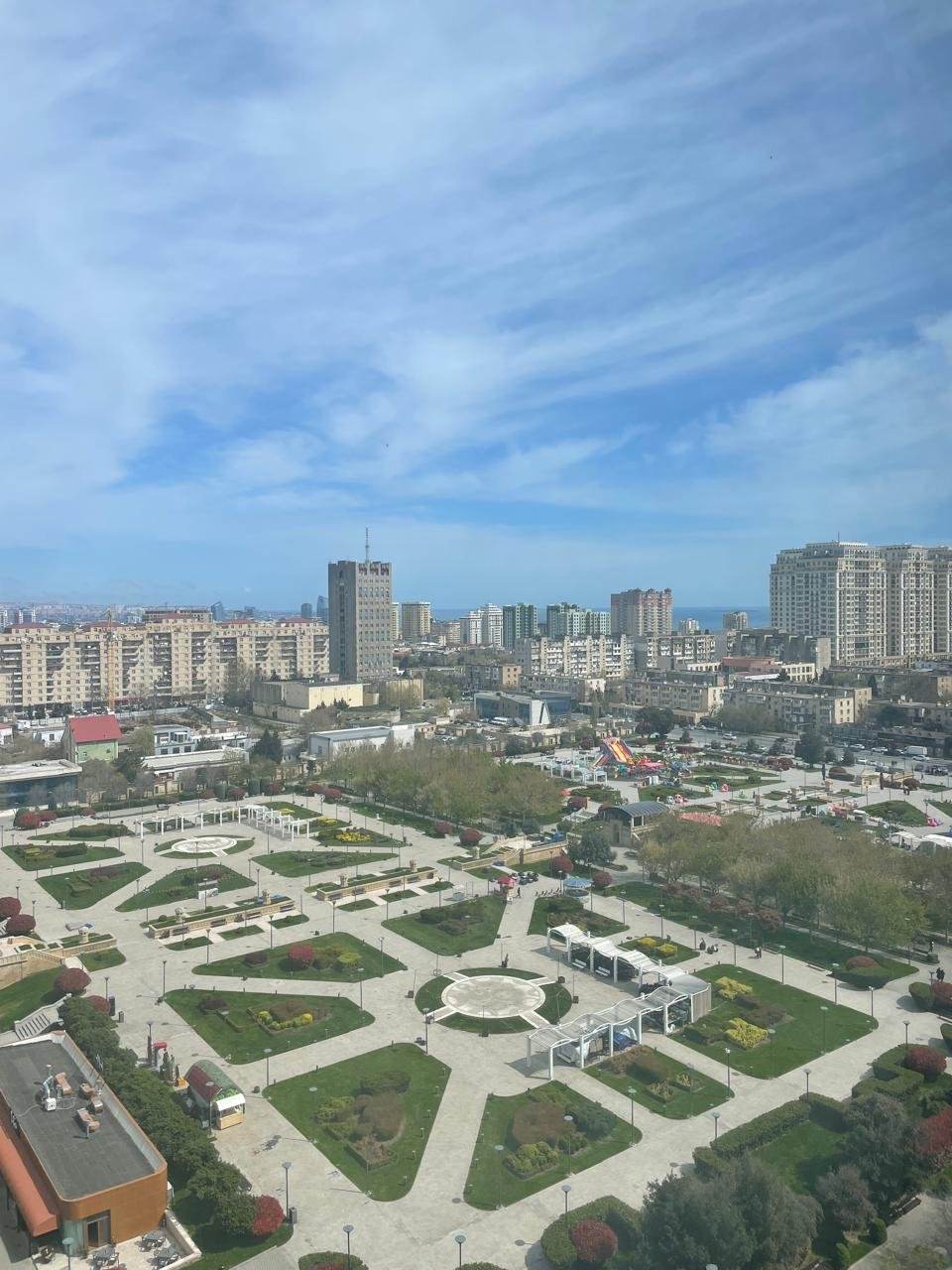 Yasamal parkı və gölün yanı 3 otaqlı yeni tikili satılır