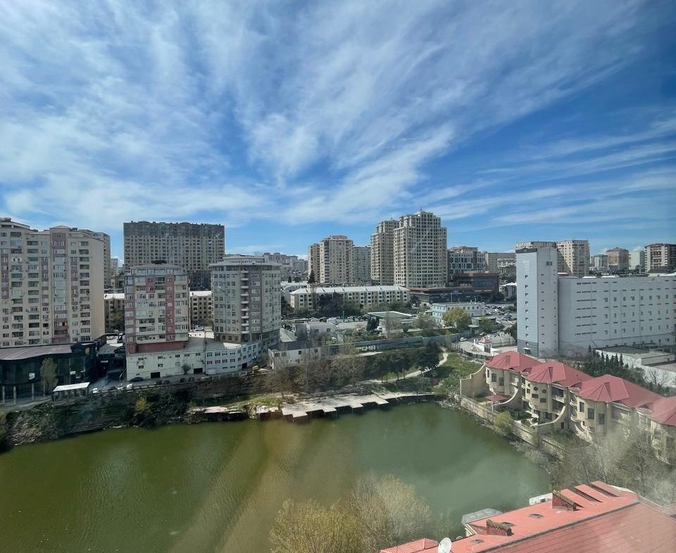 Yasamal parkı və gölün yanı 3 otaqlı yeni tikili satılır