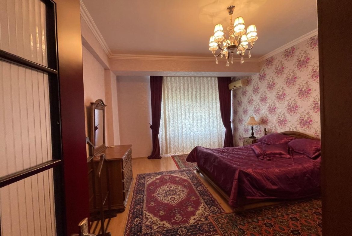 Yasamal parkı və gölün yanı 3 otaqlı yeni tikili satılır