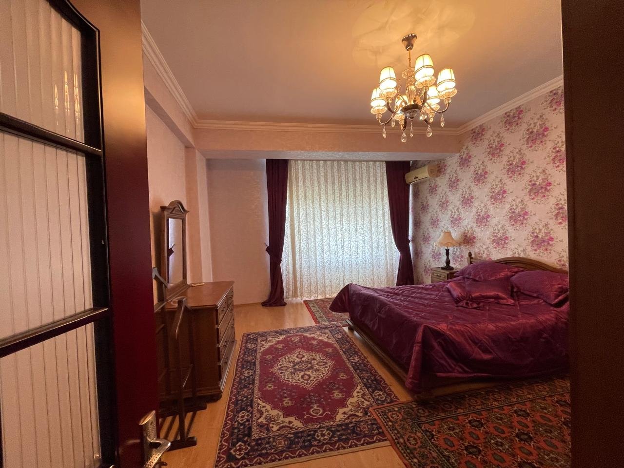 Yasamal parkı və gölün yanı 3 otaqlı yeni tikili satılır