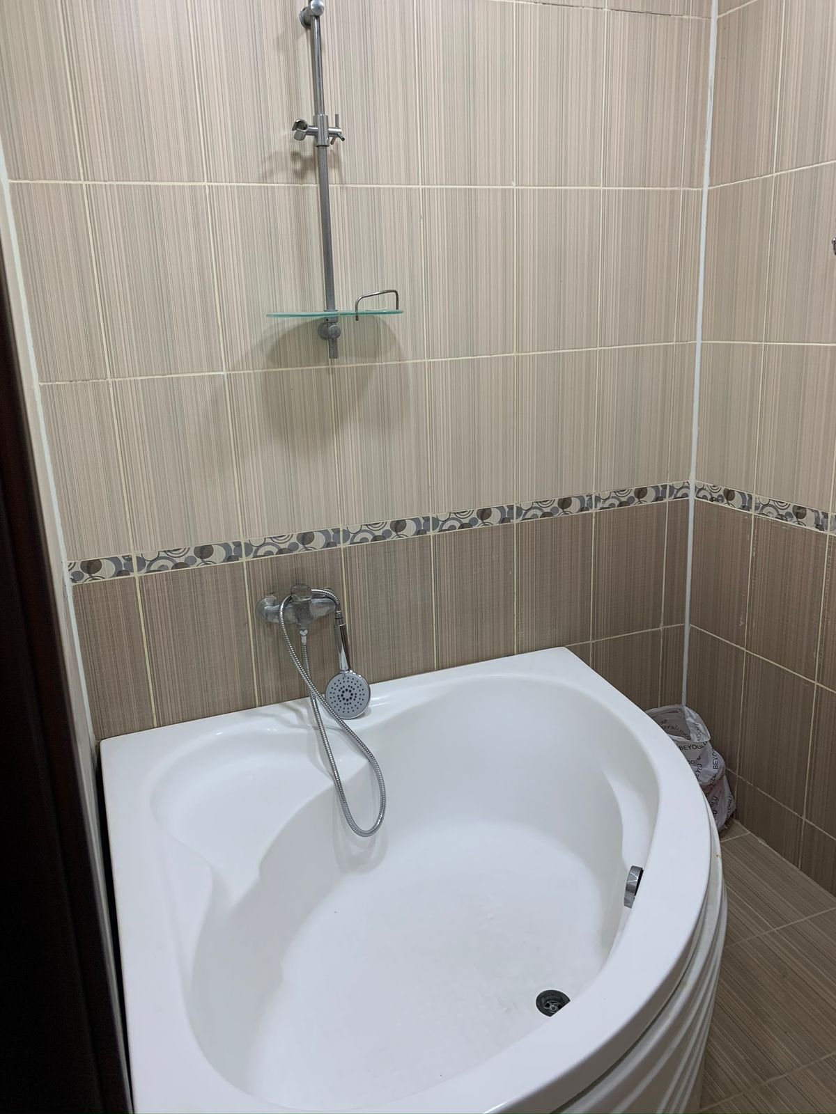 İnşaatçılar m.st yanı 2 otaqlı yeni tikili satılır