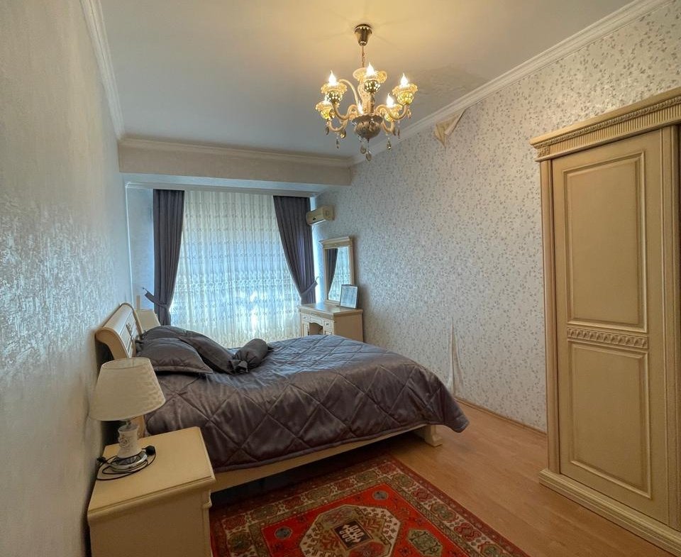 Yasamal parkı və gölün yanı 3 otaqlı yeni tikili satılır