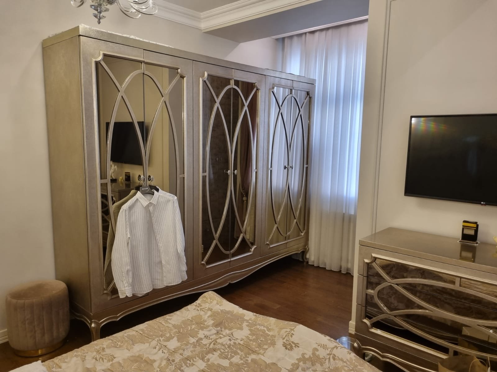 Renessans Palas 2 otaqli əla temirli menzil satilir