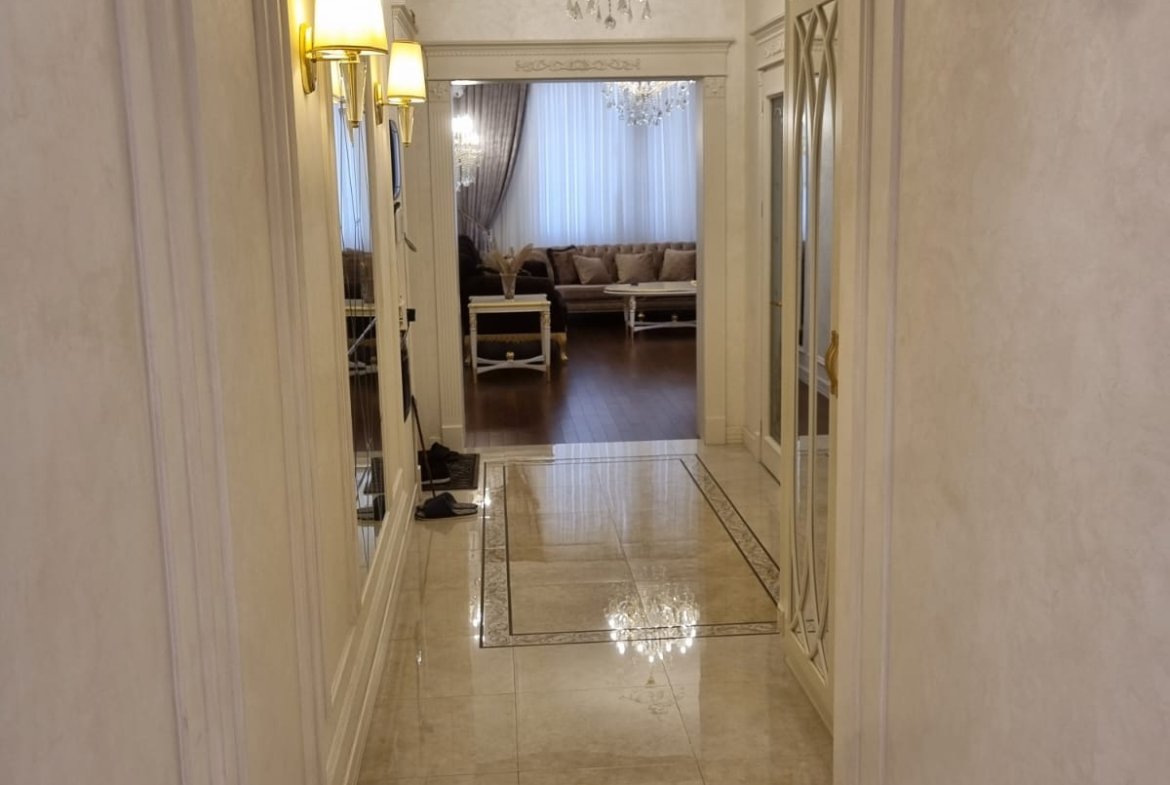 Renessans Palas 2 otaqli əla temirli menzil satilir