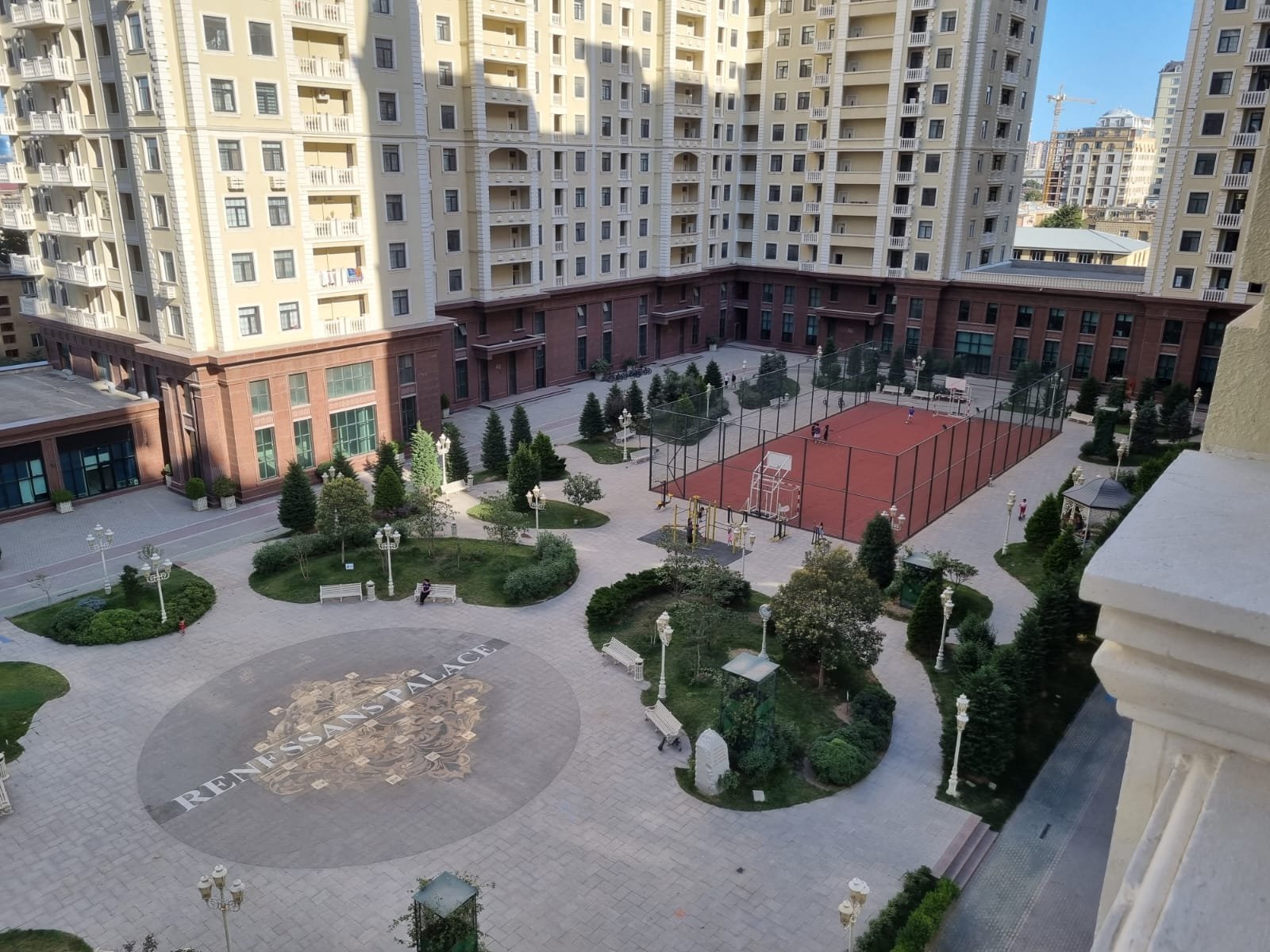 Renessans Palas 2 otaqli əla temirli menzil satilir