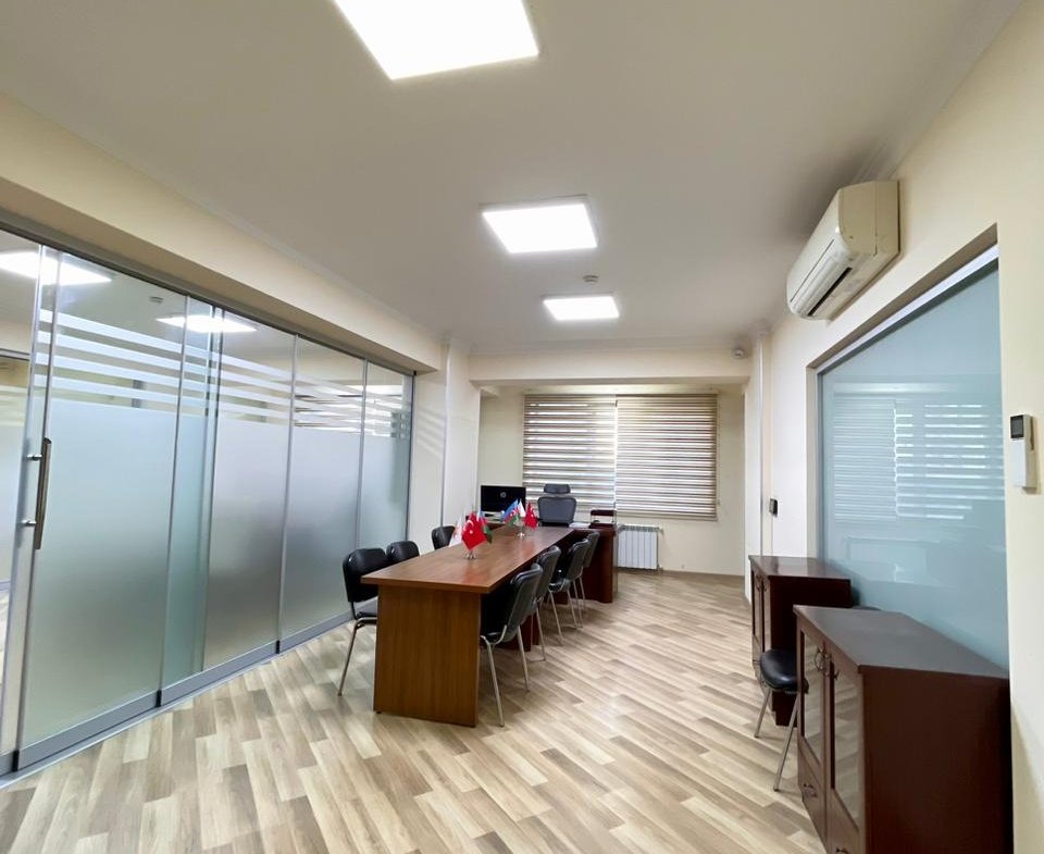 Elmlerde 12 otaqli ofis icare