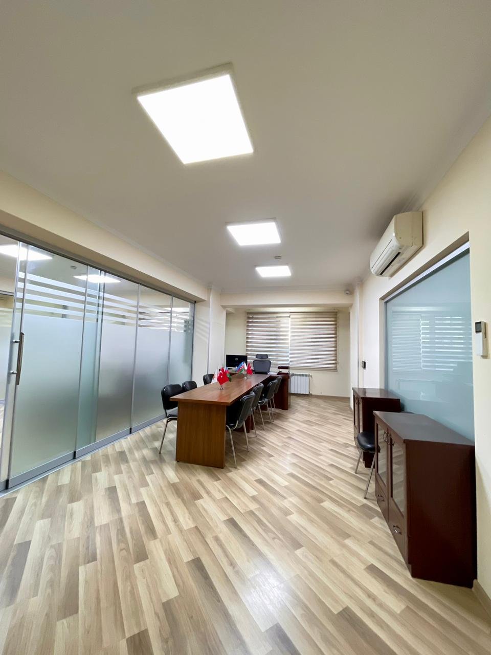 Elmlerde 12 otaqli ofis icare