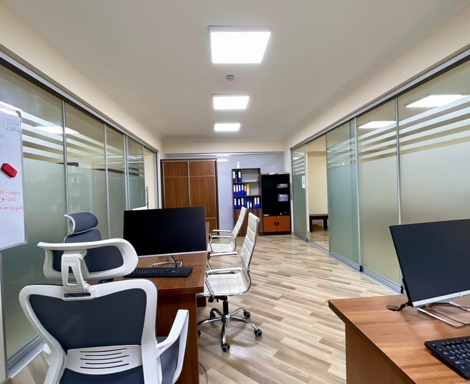 Elmlerde 12 otaqli ofis icare