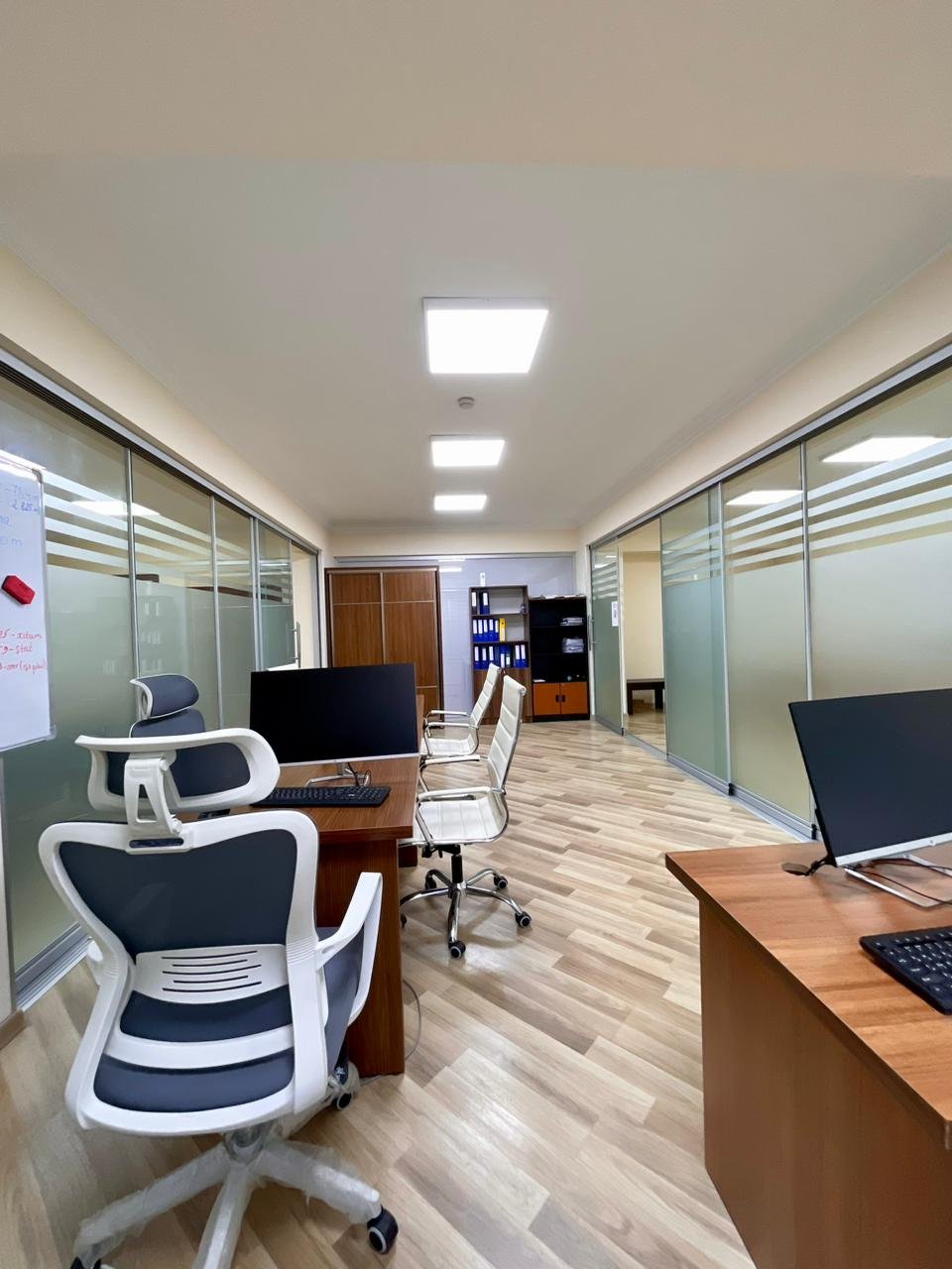 Elmlerde 12 otaqli ofis icare