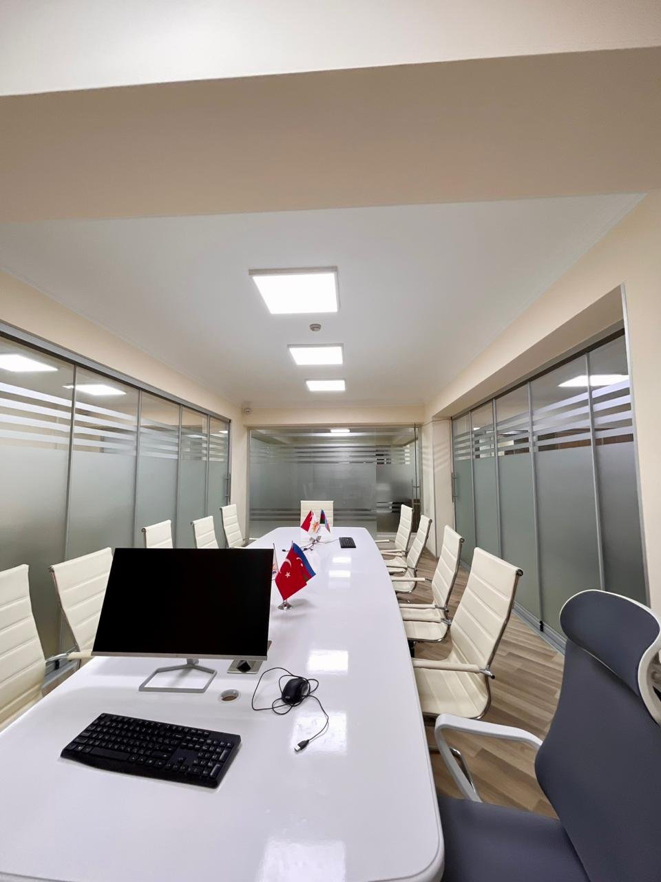 Elmlerde 12 otaqli ofis icare