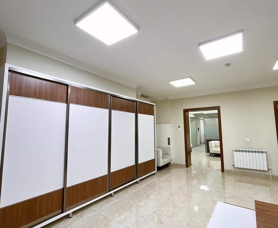 Elmlerde 12 otaqli ofis icare