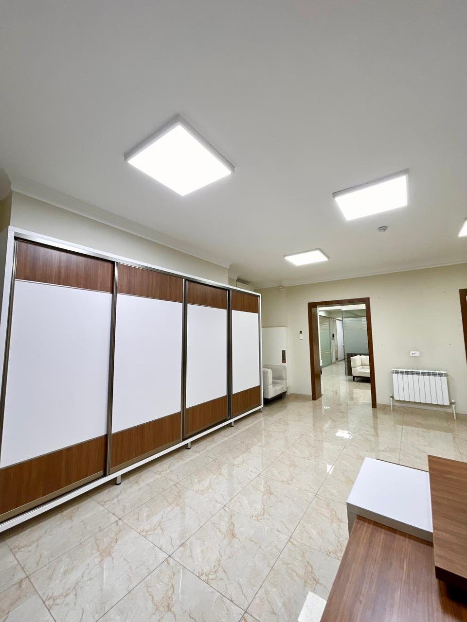 Elmlerde 12 otaqli ofis icare