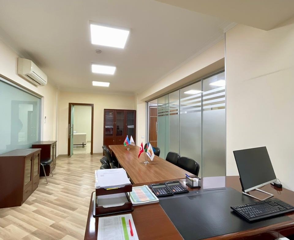 Elmlerde 12 otaqli ofis icare