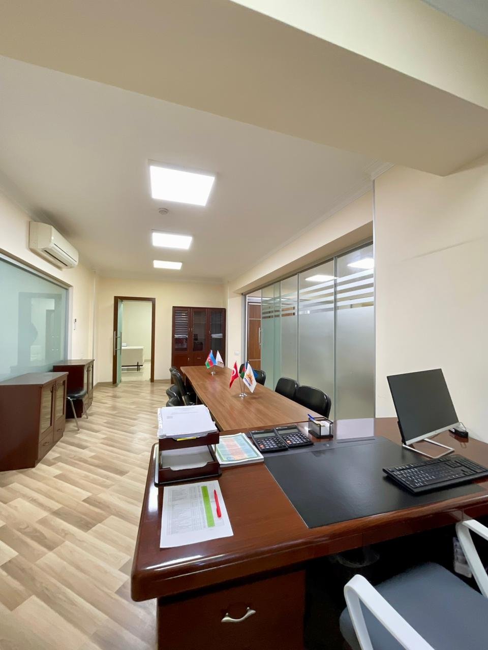 Elmlerde 12 otaqli ofis icare