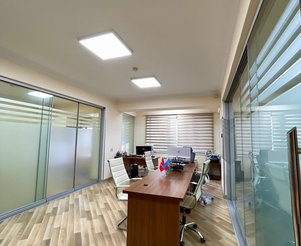 Elmlerde 12 otaqli ofis icare