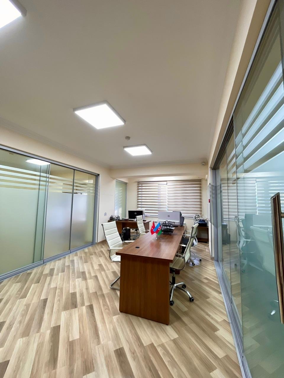 Elmlerde 12 otaqli ofis icare