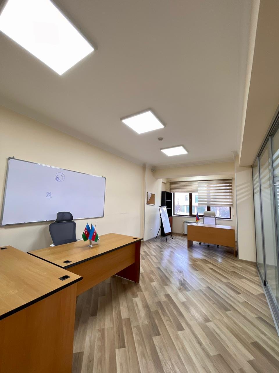 Elmlerde 12 otaqli ofis icare