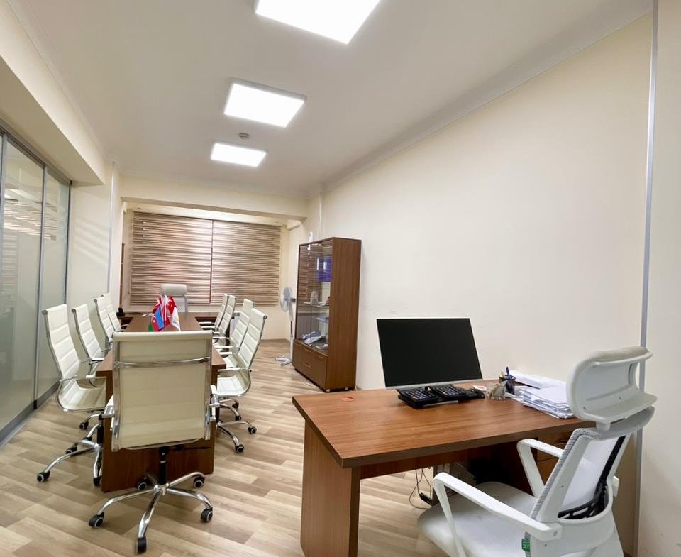 Elmlerde 12 otaqli ofis icare