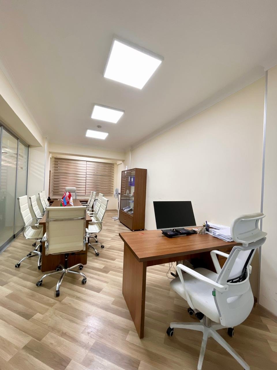 Elmlerde 12 otaqli ofis icare