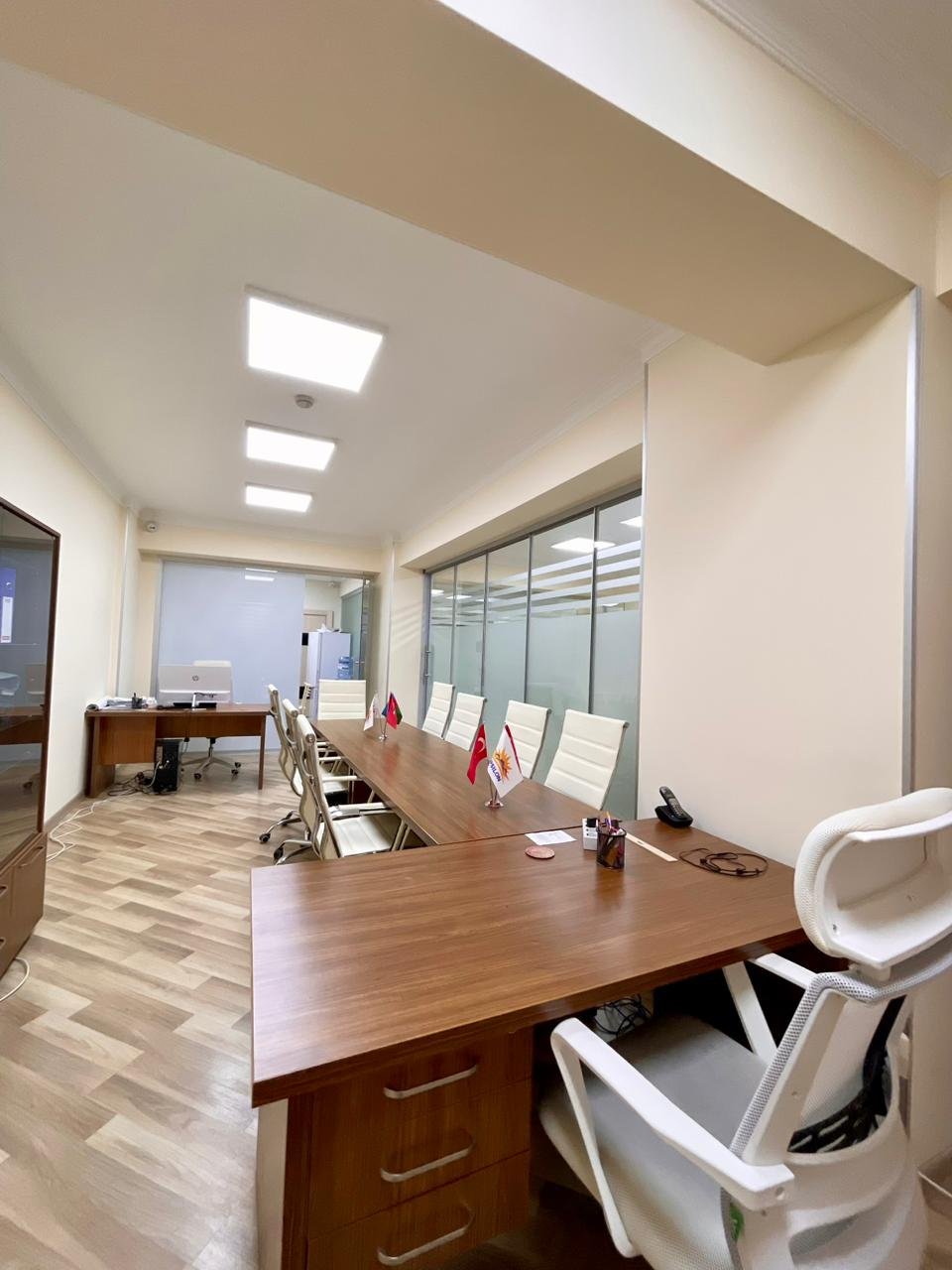 Elmlerde 12 otaqli ofis icare