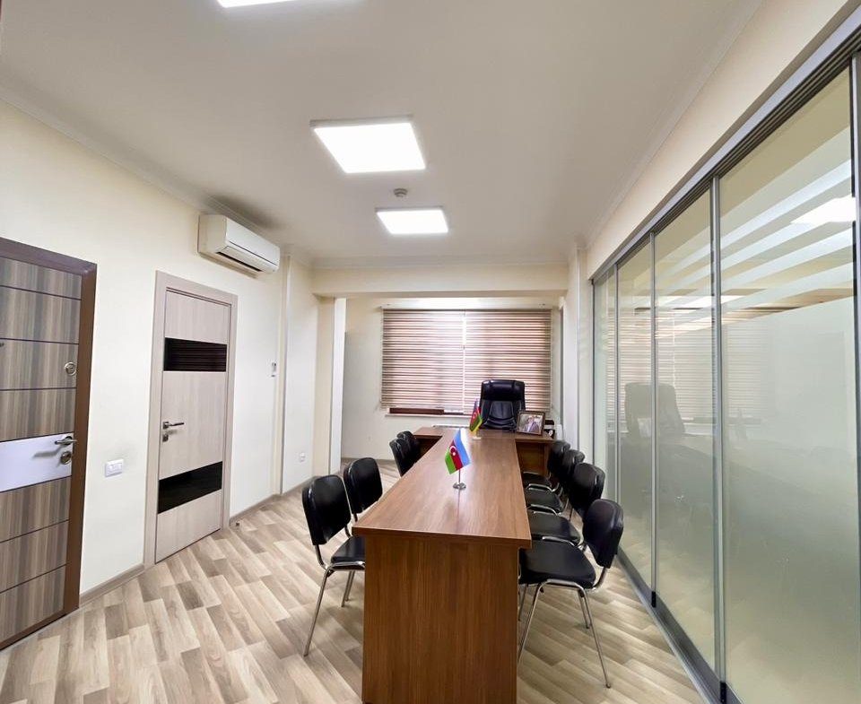 Elmlerde 12 otaqli ofis icare