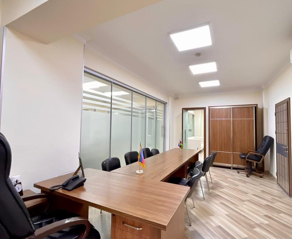 Elmlerde 12 otaqli ofis icare
