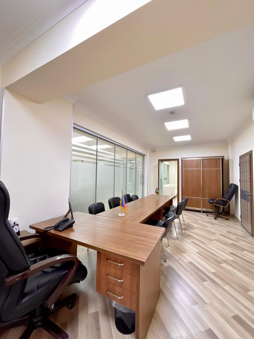 Elmlerde 12 otaqli ofis icare