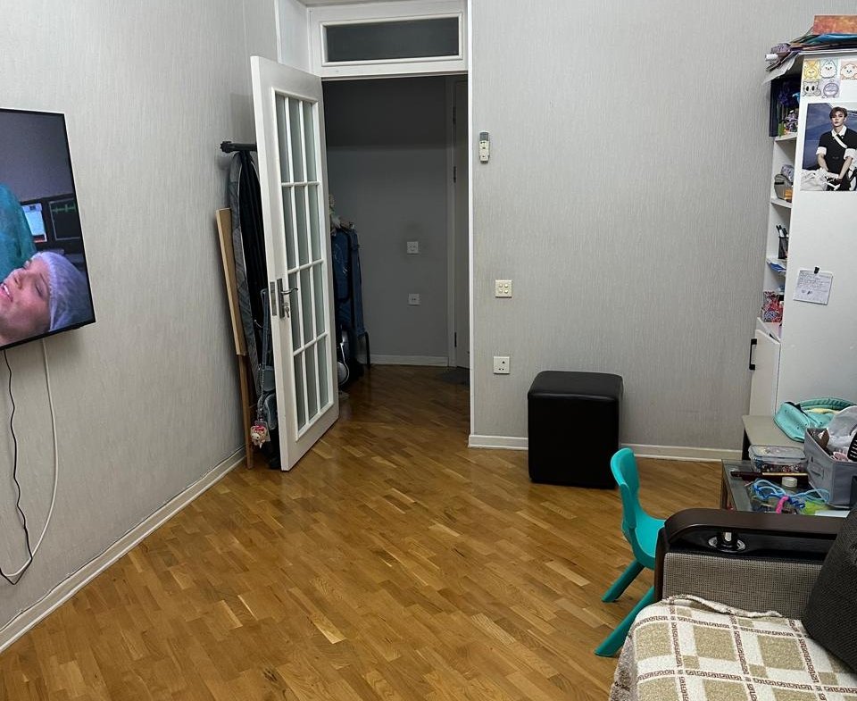 Elmlər, Ağ Çiçəyimin üstü 2 otaq stalinka